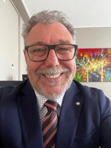 Enzo in ufficio CEA case